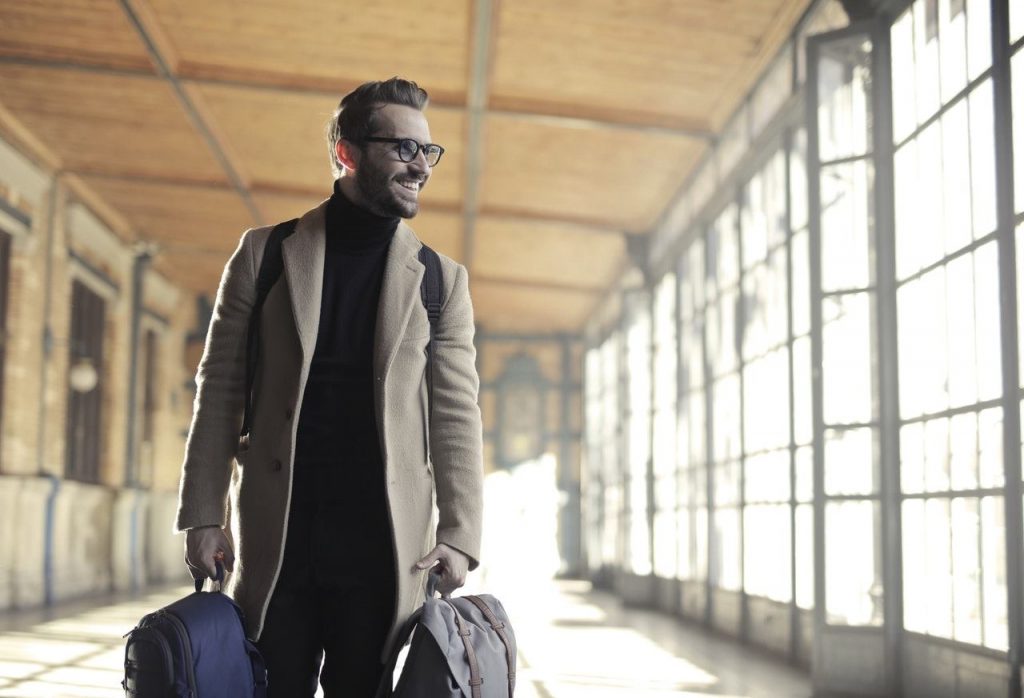 homme avec ses valises